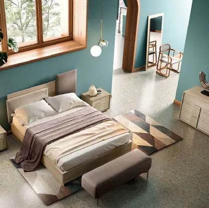 Letto in legno con testiera parzialmente rivestita con due pannelli in tessuto G03 Mondrian Pad e Delta Box di Mercantini
