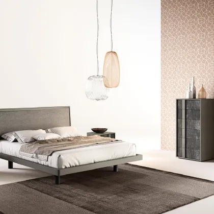 Letto in laccato opaco con testiera parzialmente rivestita con un pannello in tessuto G09 Nova e Alfa di Mercantini