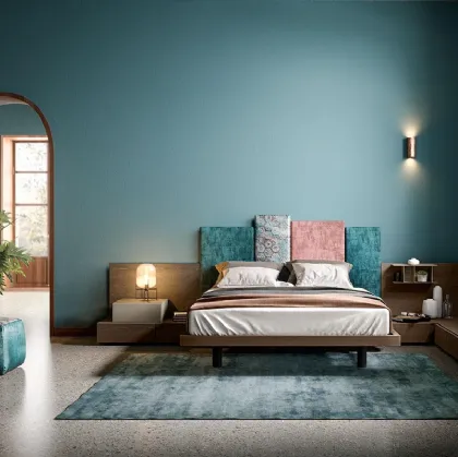 Letto matrimoniale in legno con testiera asimmetrica rivestita in tessuto M01 Puzzle e Alfa di Mercantini