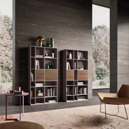 Libreria a muro in laccato opaco ortensia e materico finitura frassino cuoio di Orme