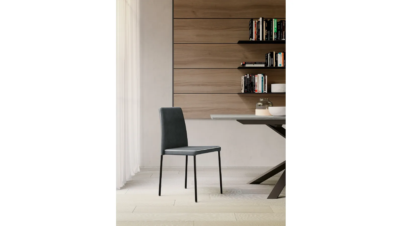Sedia Aurora imbottita e rivestita in ecopelle con struttura in metallo di Arredo3