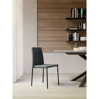 Sedia Aurora imbottita e rivestita in ecopelle con struttura in metallo di Arredo3