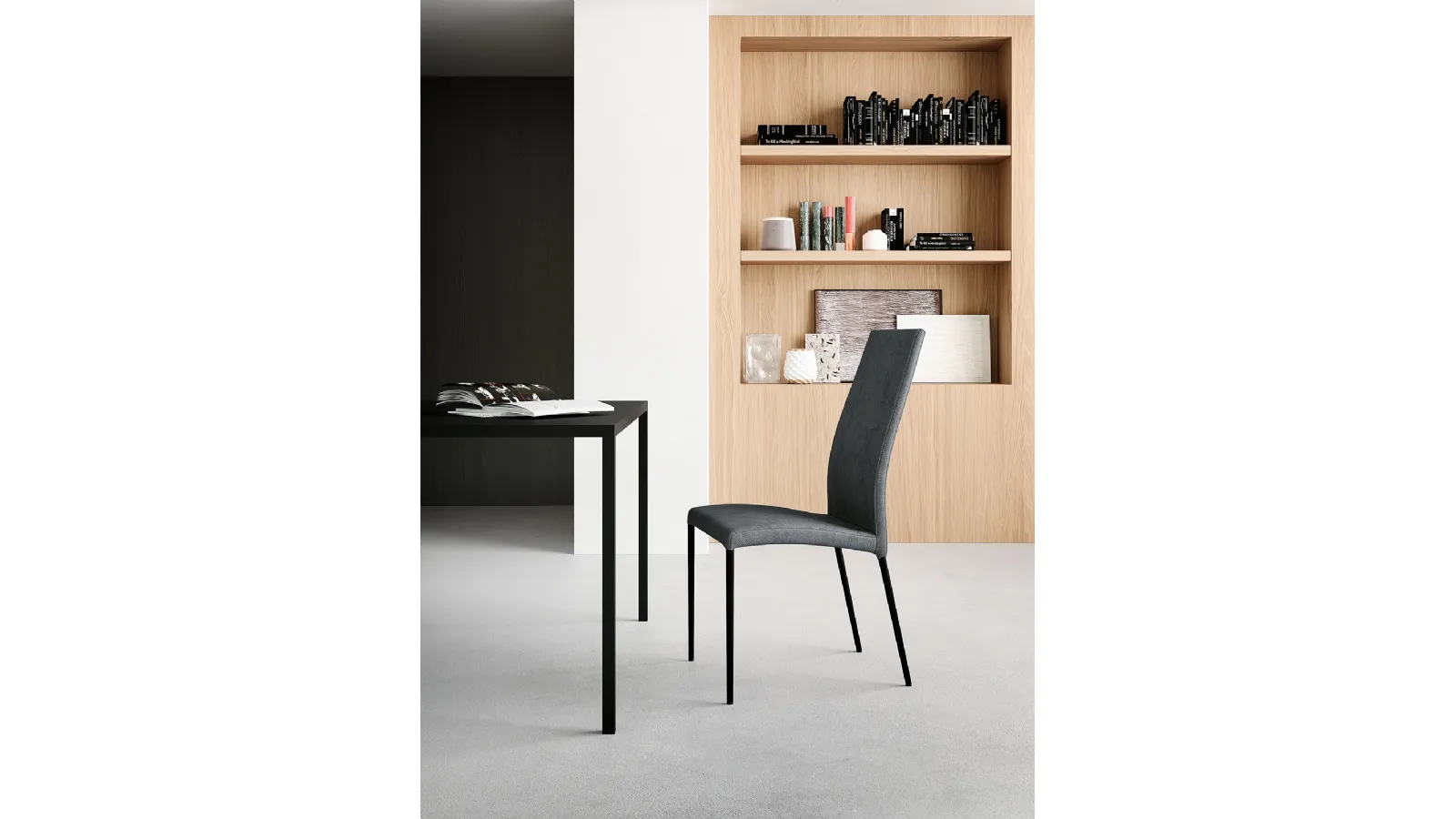 Sedia Drop Vintage imbottita e rivestita in ecopelle con struttura in metallo di Arredo3