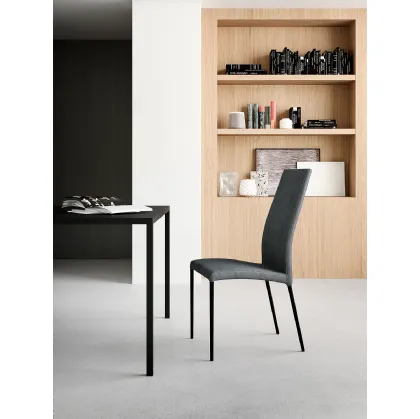 Sedia Drop Vintage imbottita e rivestita in ecopelle con struttura in metallo di Arredo3