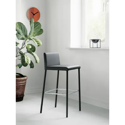 Sgabello Giulia con struttura in metallo completamente rivestita in ecopelle di Arredo3