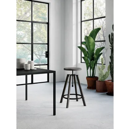 Sgabello Hugo con struttura e seduta in legno con poggiapiedi e dettagli in metallo verniciato lucido grigio scuro di Arredo3