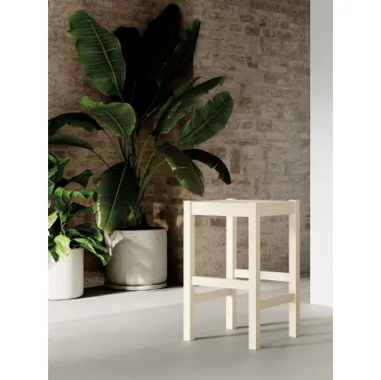 Sgabello Petit con struttura e seduta in legno laccato di Arredo3