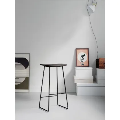 Sgabello Sigma L con struttura in acciaio verniciato e seduta in Frassino di Arredo3