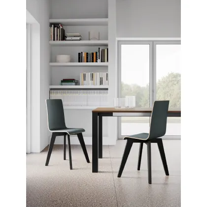 Sedia Kelly con struttura in legno e seduta in multistrato rivestito in Fenix di Arredo3