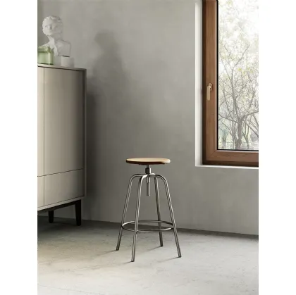 Sgabello Polaris con struttura in metallo verniciato e seduta in legno di Arredo3