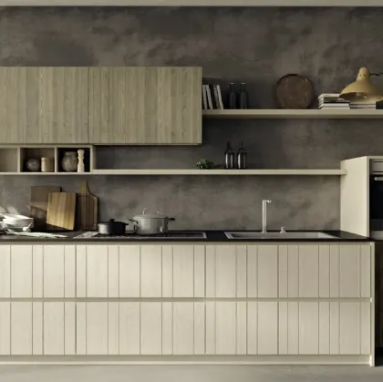 Cucina Moderna lineare in legno di abete con ante dogate verticalmente a larghezza differenziata New Step 01 di Fratelli Mirandola